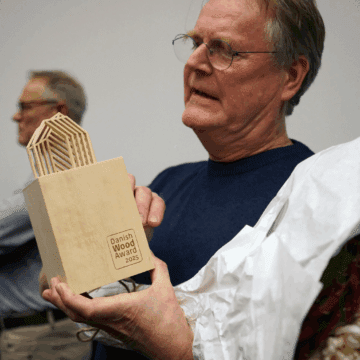 Prismodtager Jesper Danø med trofæet