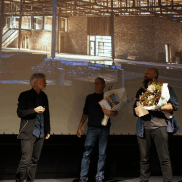 Mikael Koch med prismodtagerne fra Danø Arkitektur og Cubo Arkitekter