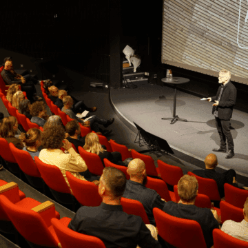 Velkomst på Den Danske Filmskole ved Mikael Koch, formand for priskomiteen