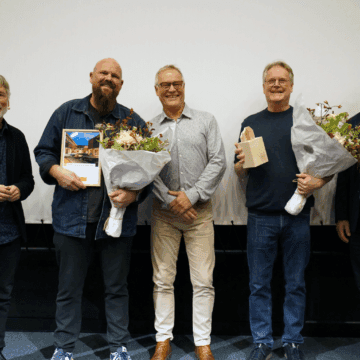Prismodtagere flankeret af Jesper Salling Nielsen, chef for Træsektionen i DI Byggeri og Mikael Koch, formand for priskomiteen